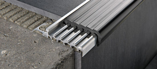 Profilé pour marche Prostair aluminium naturel avec insert en résine de vinyle/caoutchouc Noir 10 mm