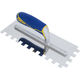 Truelle dentelée en carrée Comfort Grip 4-1/2" x 11" en acier inoxydable 1/2" x 1/2" x 1/2" avec manche coussiné