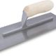 Truelle QLT avec manche en bois 4-1/2" x 11" avec encoche en V 1/4" x 3/16"