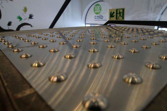 Advantage Unique Plaque en acier inoxydable avec dômes tronqués à motif d'hachures diagonales 12" x 12"